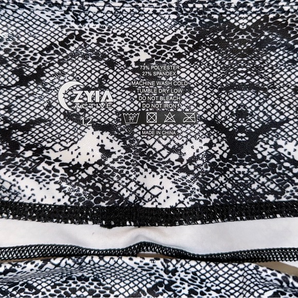 Zyia Light n Tight Pocket High Rise Capri 20” in Cobra Metallic - Picture 13 of 13